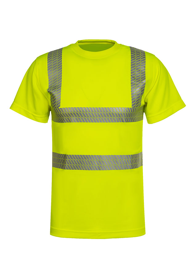 Erwachsener Bauarbeiter steht in gelbem Korntex Warnschutz-T-Shirt mit reflektierenden Streifen und Schutzhelm vor einem verfallenem Gebäude