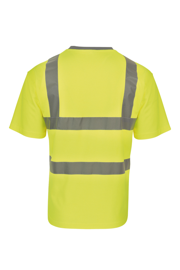 Erwachsener junger Mann in signal-orangenem Korntex T-Shirt mit reflektierenden Streifen steht vor einer Graffiti-Wand